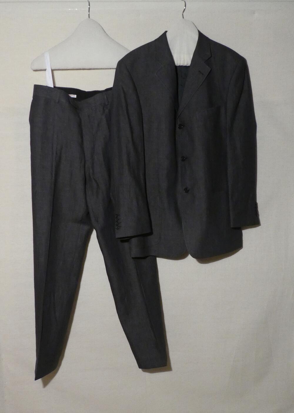 Pak (man) bestaande uit colbert en pantalon van antraciet gemêleerd linnen