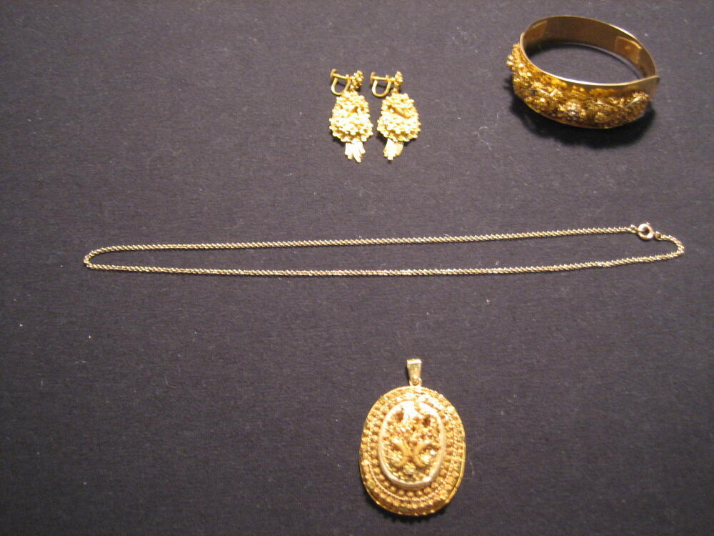 Set streeksieraden bestaande uit hanger, ketting, armband en 1 paar oorschroeven van goud met…