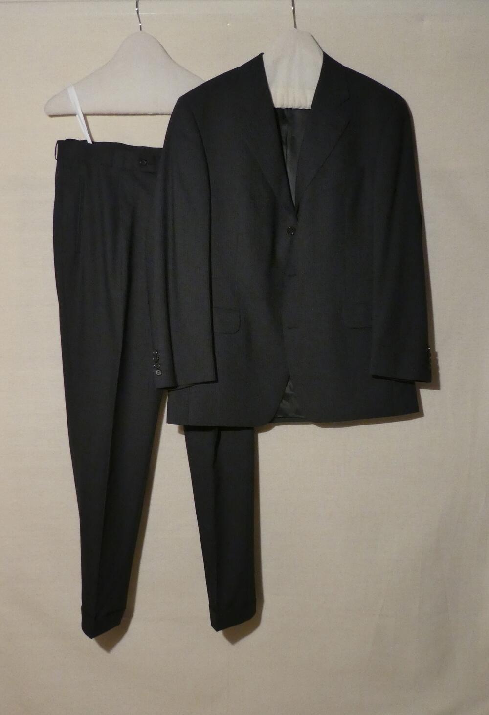 Pak (man) bestaande uit colbert en pantalon van antracietgrjize lichtgewicht kamgaren scheerwol met…
