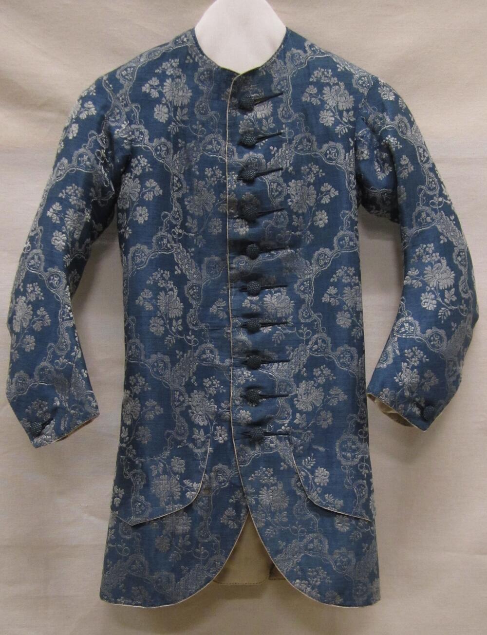 Vest (man) van blauw/zilver zijden damast met bloemranken in asymmetrische omlijstingen, voering…