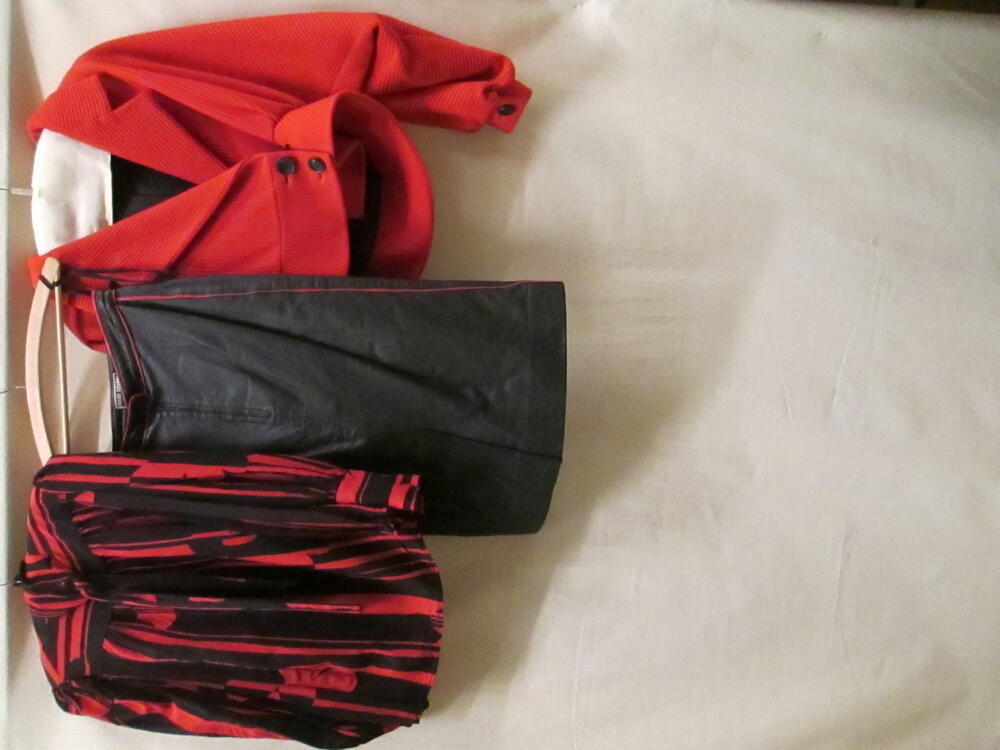 Trois-pièces bestaande uit jasje van rode geribbelde wol, blouse van zwart/rode zijde en kokerrok…