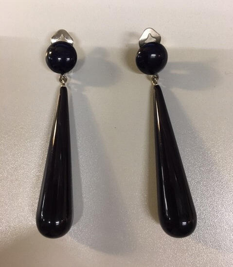 Paar oorclips. Plastic druppel aan ronde clip. Zwart met zilverkleurig metalen clips.