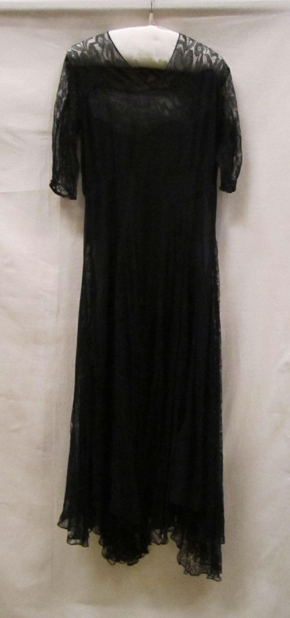 Avondjurk van zijden crepe chiffon, lang sluik vallend model met inzetten van zwart kant