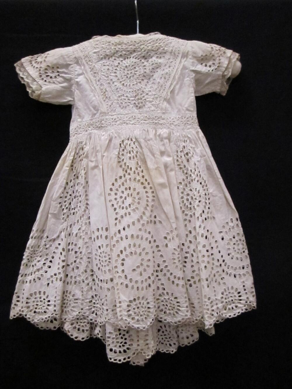 Jurk (kind) van wit katoen met broderie anglaise