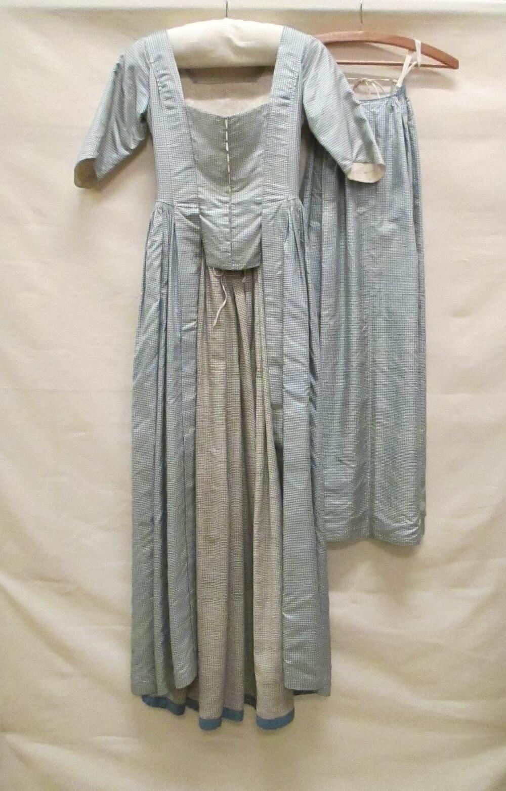 Robe à l'anglaise, bestaande uit overkleed en tablier van blauw/wit geruite zijde, overkleed…