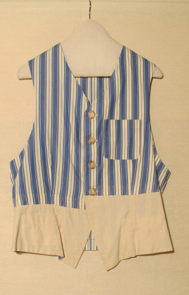 Zomervest (man) van blauw/wit gestreept katoen met onderrand van crèmekleurig katoen
