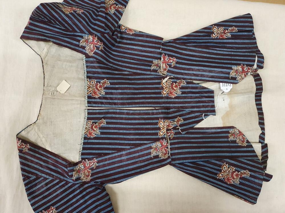 Jakje van Europese sits. Fond donkerbruin en blauw gestreept met boeketjes in wit, bruin, rood en…