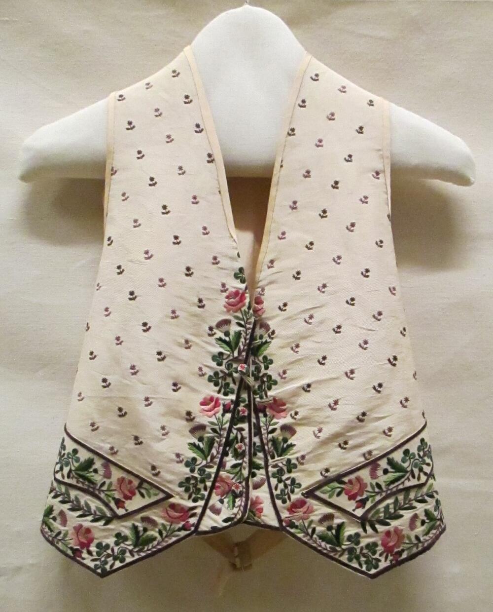 Vest (man) van crèmekleurige zijde, randversiering van diverse kleuren borduursel, achterpand en…