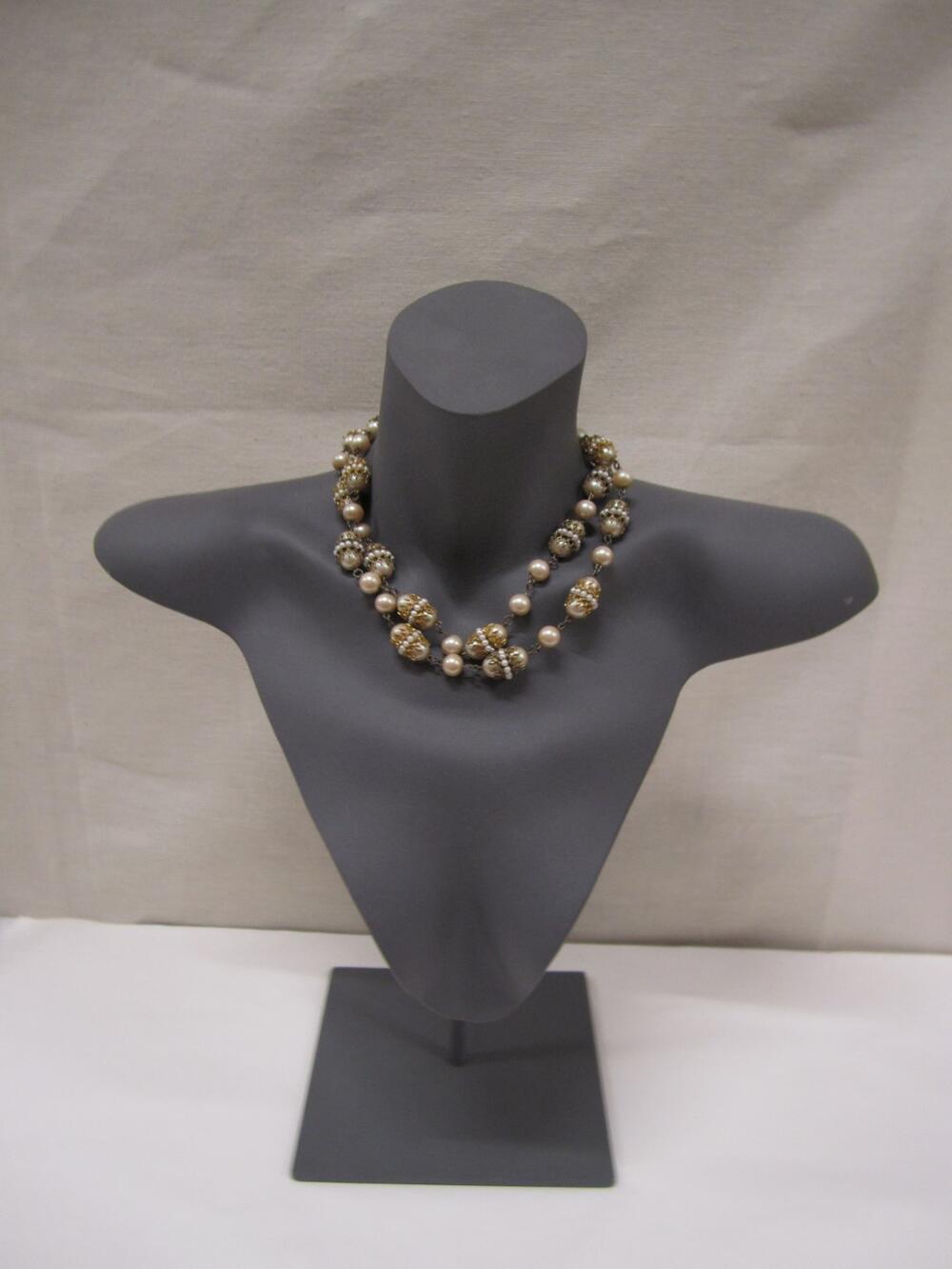 Ketting van imitatieparels. Om en om een losse parel waartussen 2 parels beklemd met gouden metalen…