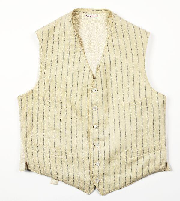 Vest (man) van witte wol met ingeweven verticale blauwe streep, V-hals en knoopsluiting middenvoor,…
