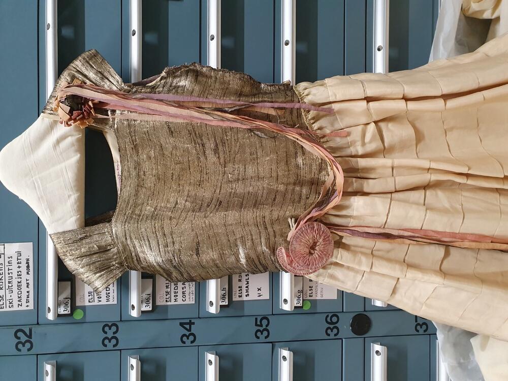Japon, lijfje van goudkleurige lamé met corsages van roze bloemen en rok van crèmekleurige zijde,…