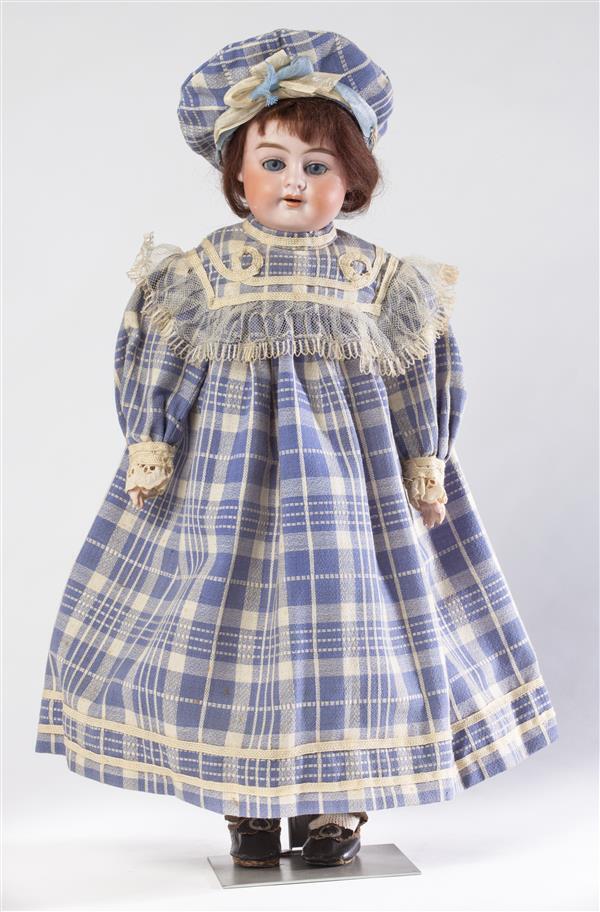 Pop van  porselein, opgevuld bruin linnen en papier-maché. Hierbij ondergoed en kostuum
