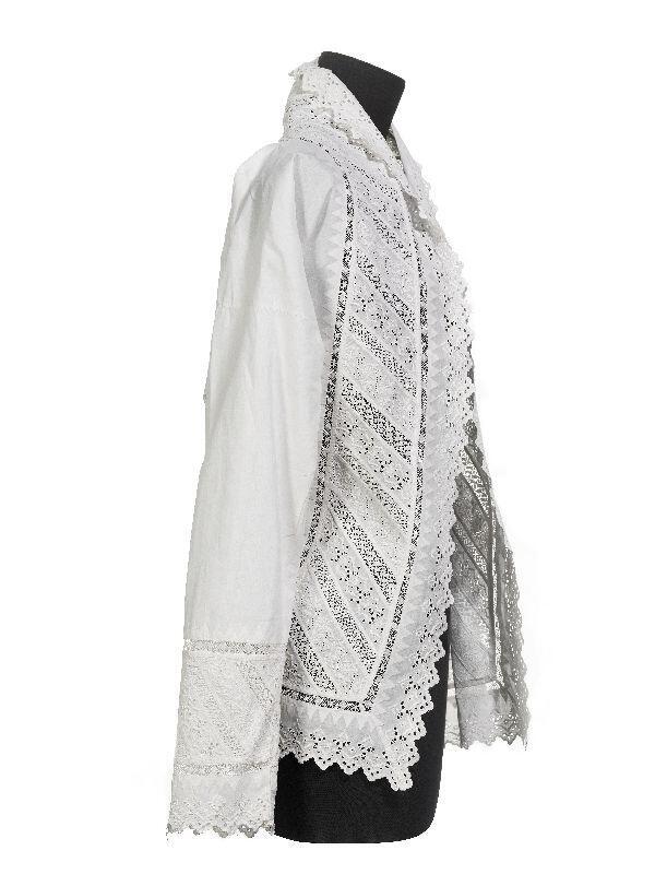 Kabaja van wit katoen met broderie en kloskant