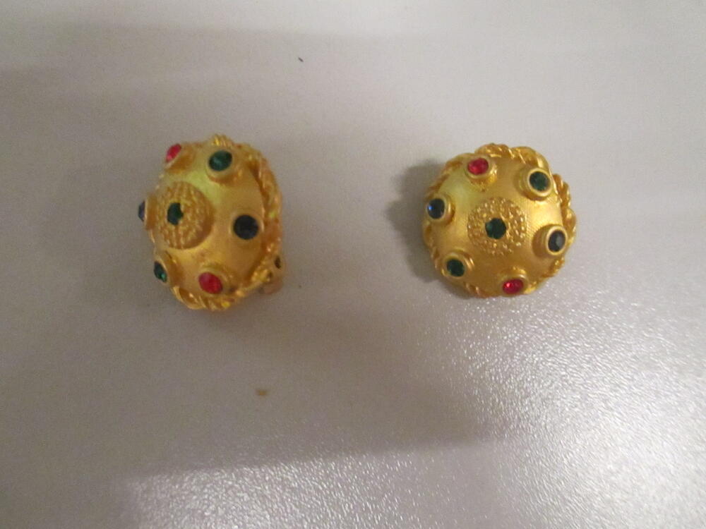 Oorclips, rond model van goudkleurig metaal bezet met rode/groene/blauwe pastestenen