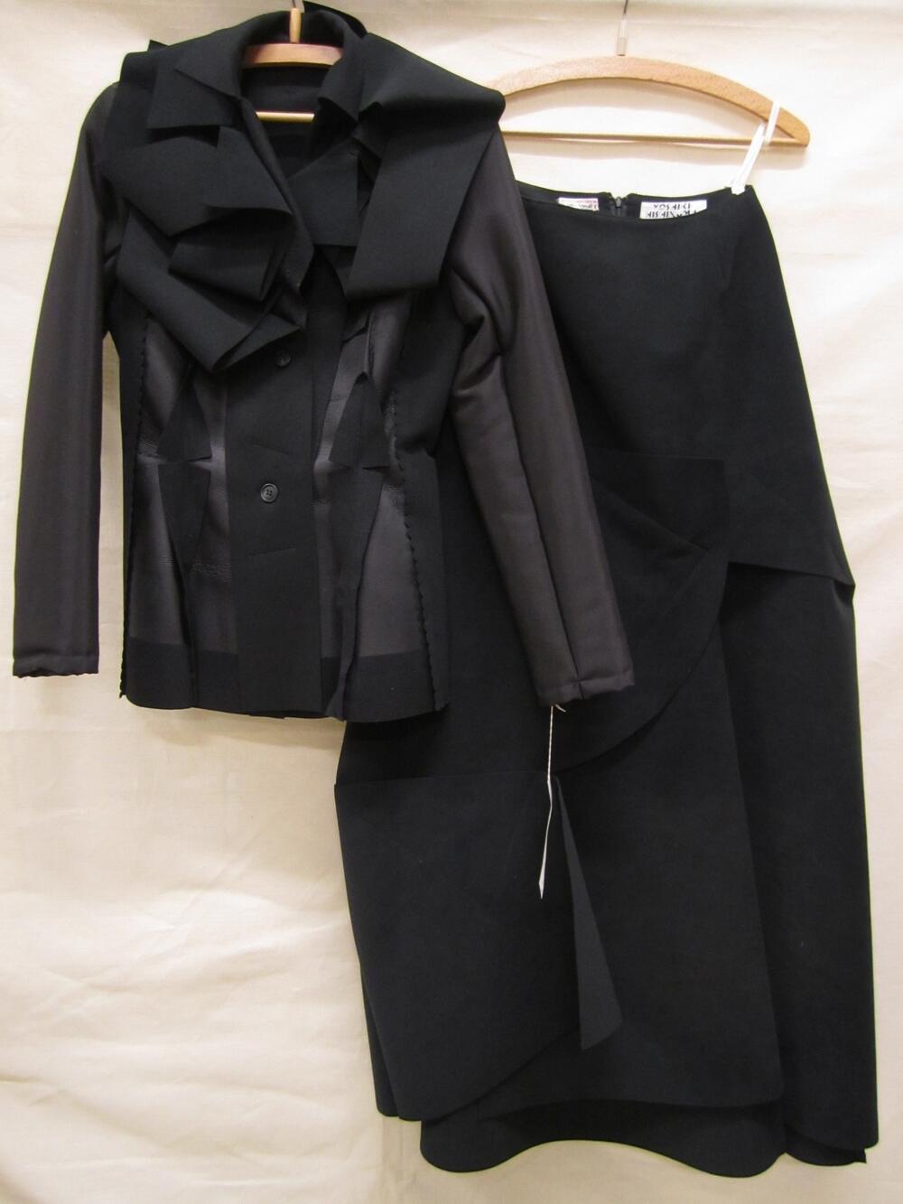 Ensemble bestaande uit jasje van zwart synthetisch materiaal en imitatiesuède en lange rok van…