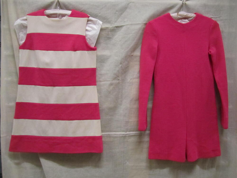 Ensemble van roze gemengde wol en wit imitatie-lakleer, bestaande uit mini-jurk en mini-jumpsuit