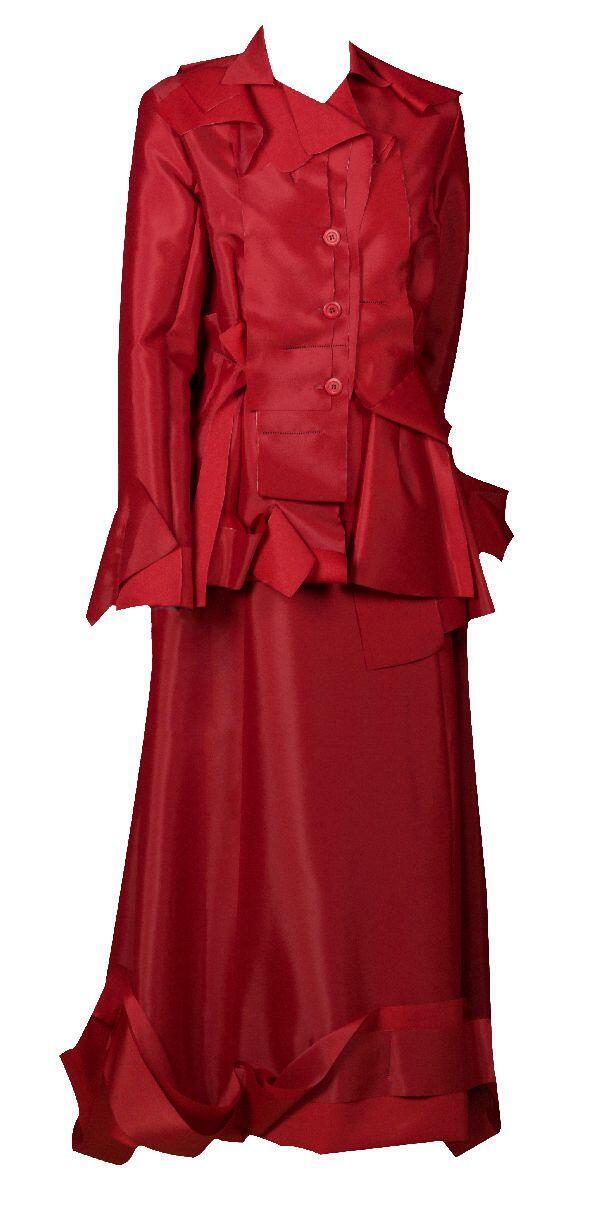 Ensemble van rode kunststof, asymmetrisch jasje van rood polyester, met deels randen gesmolten en…