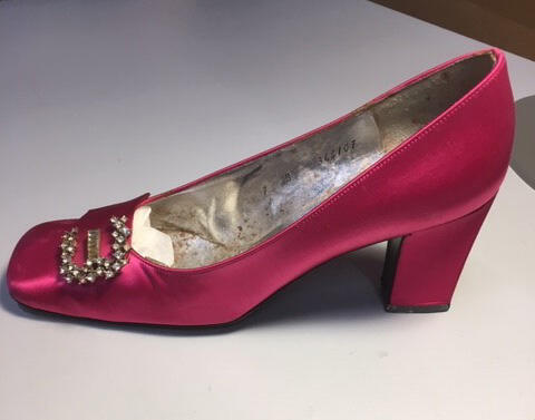 1 paar pumps van roze satijn. Model met hoge hak, schoengespen met strass-steentjes