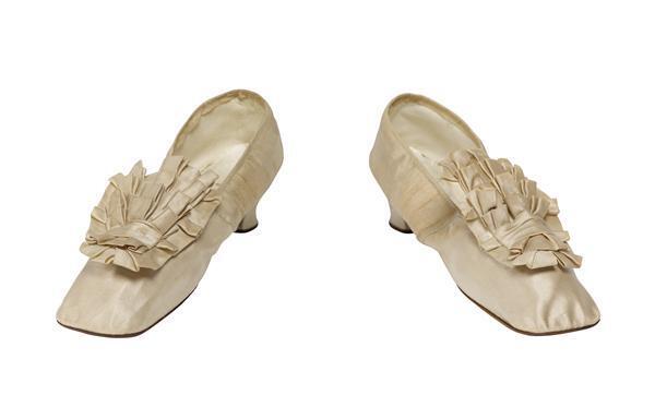 Een paar vrouwenschoenen