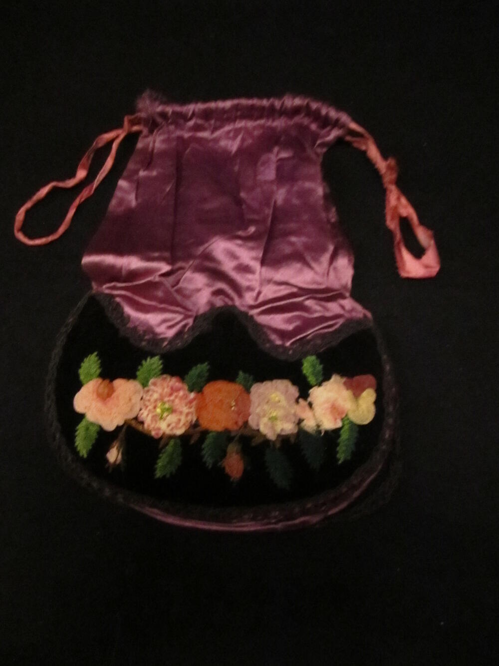 Reticule, bovengedeelte van paars zijdesatijn, ondergedeelte van zwart fluweel met…
