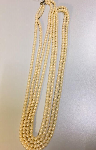 Ketting. Plastic witte imitatie parels. Als enkel snoer en dubbel snoer te dragen.