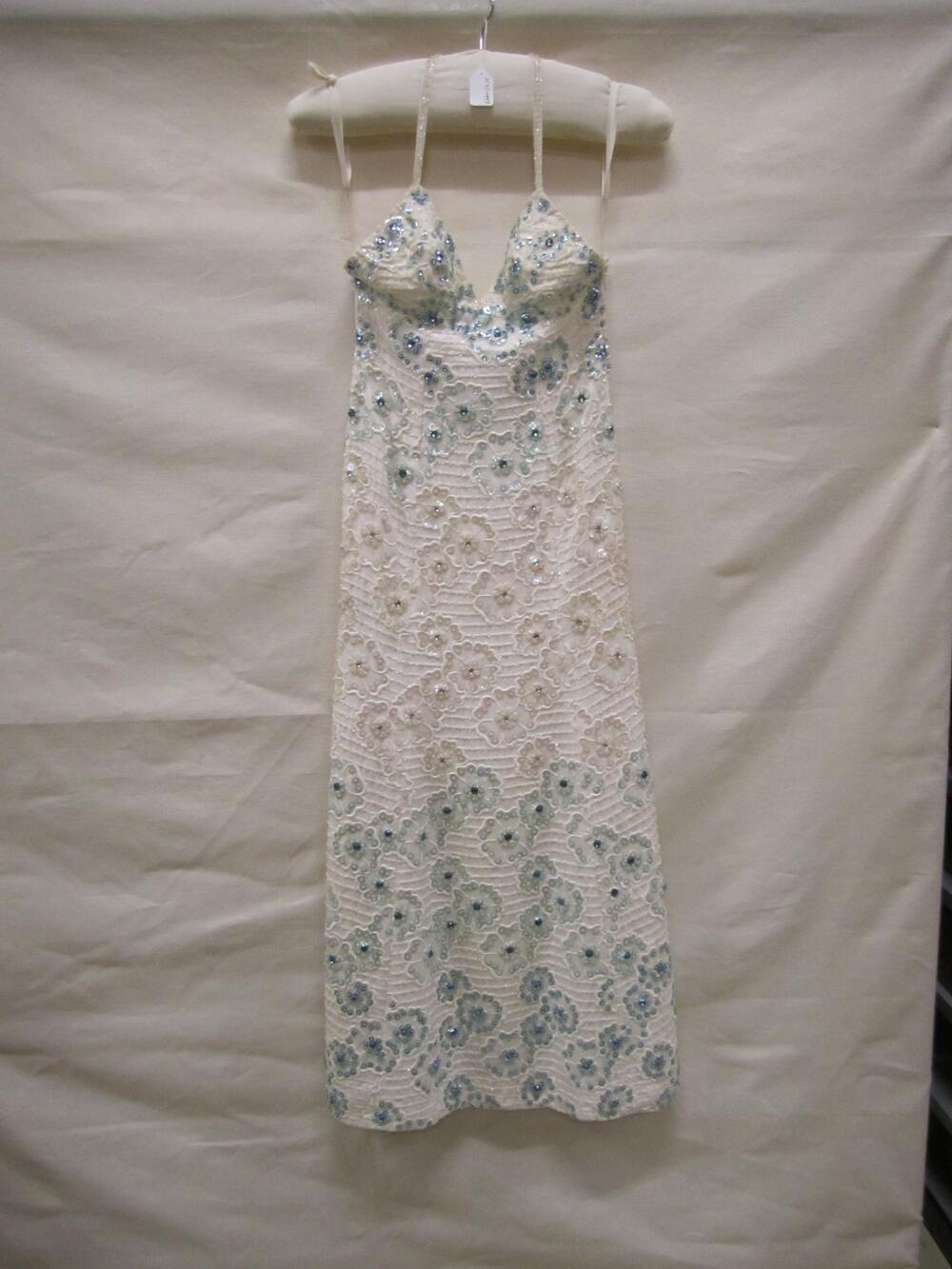 Avondjurk van witte zijden organza over wit satijn, geborduurd met bloemen en blauwe en turquoise…