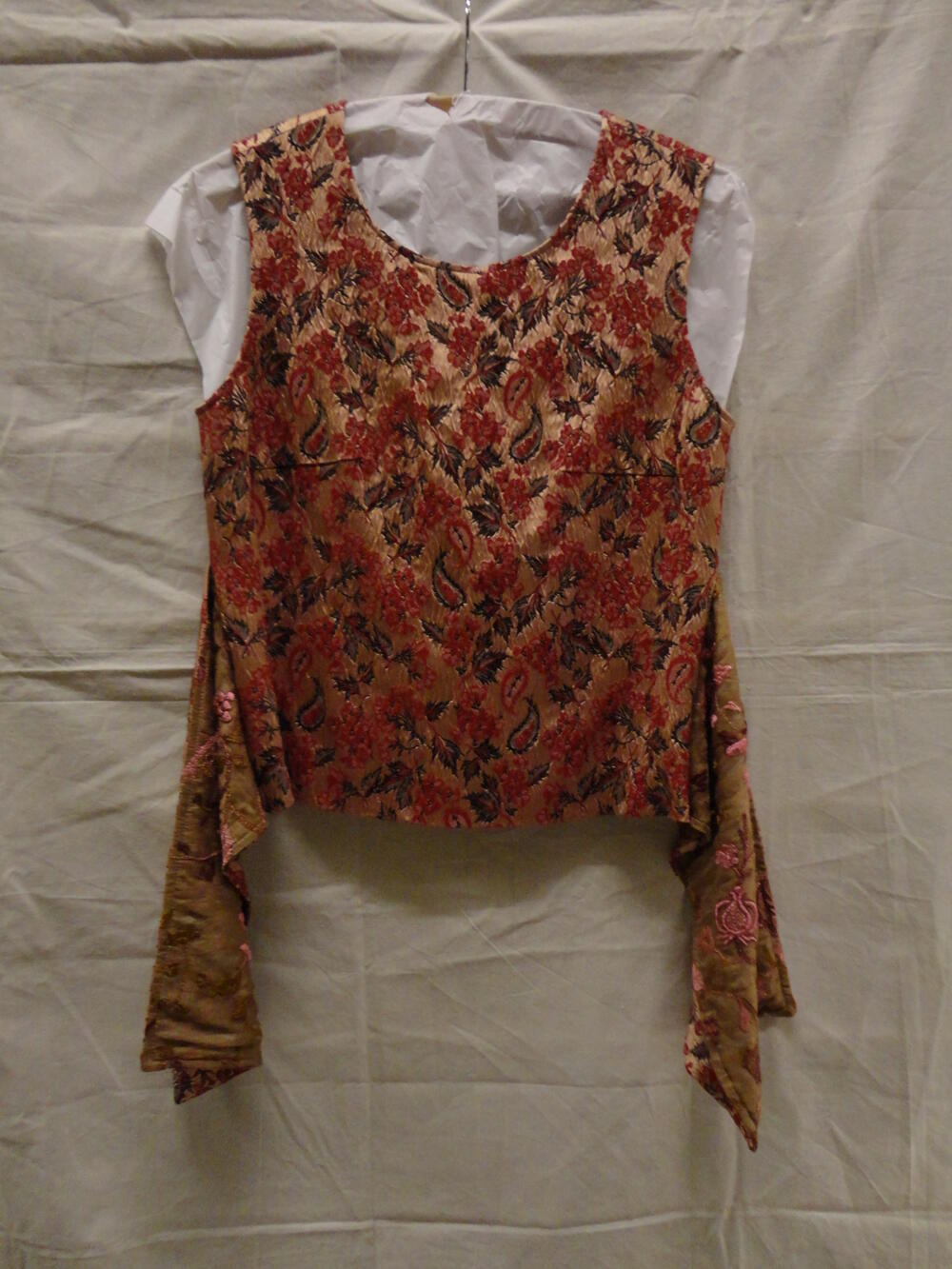 Top van ingeweven zwart en rood gebloemde rayon (kunstzijde) op lichtroze/goud fond,…
