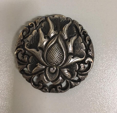 3 knopen van Djokjazilver, identiek. Rond, deels opengewerkt met gestileerde lotusbloem en randen…