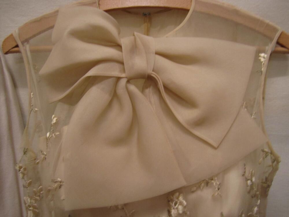 Strik van licht beige zijden organza, onderdeel van cocktailensemble