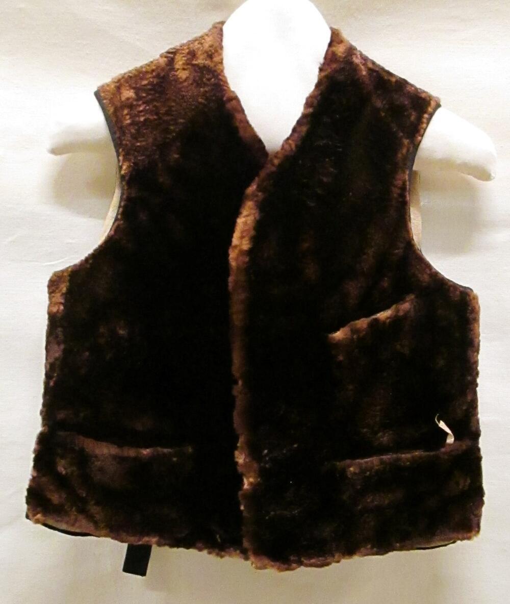 Vest (man) van o.a. zwarte wol en donkerbruin bont, getailleerd model, toelopend, tot taille,…