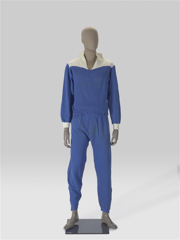Sportpak 2-delig blauw met wit kraagje en blauwe broek. 1. Sweatshirt, 2. broek