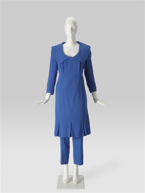 Ensemble, blauwe crêpe, mantel met losse bontkraag en bontmanchetten en jurk met brede kraag.