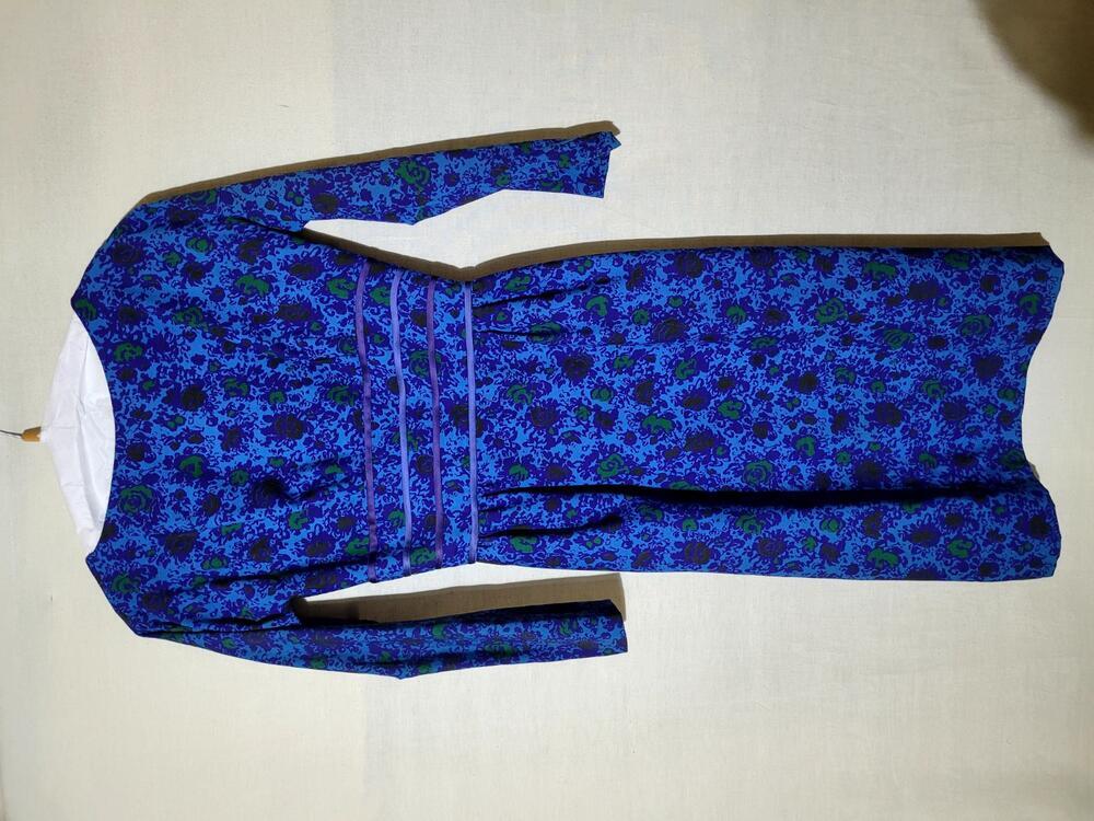 Jurk van bedrukt wollen weefsel, turquoise fond met donkerblauw/groen/bruin rozenmotief