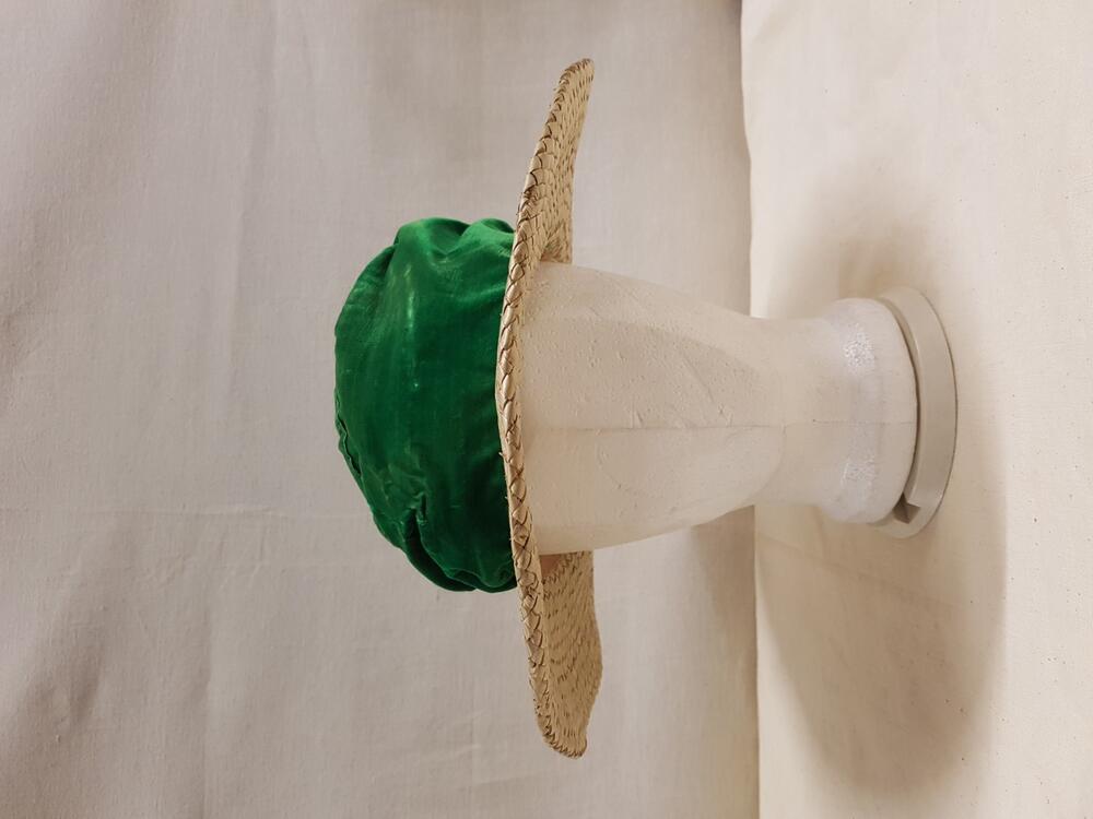 Babymuts (meisje) van wit katoen met Zaans stikwerk, bloemmotief op achtergrond van gekromde lijnen