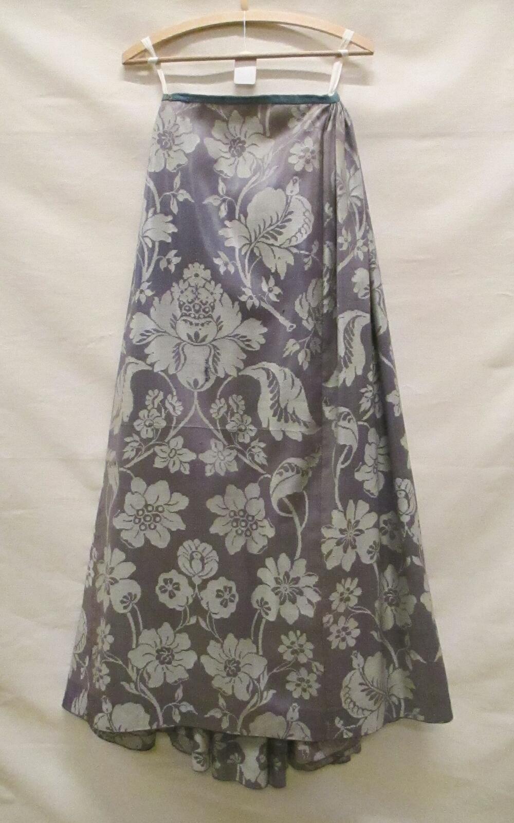 Rok van geglansd wollen damast in grijs/beige met een groot floraal motief, smalle rokband van…