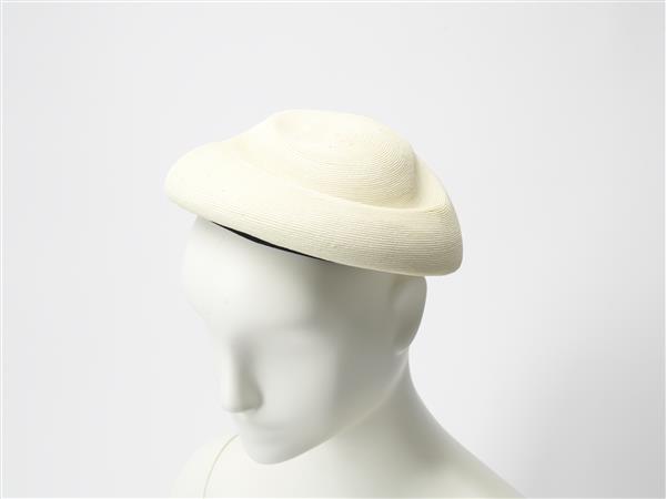 Baret van wit stro met aan binnenzijde zwarte bies