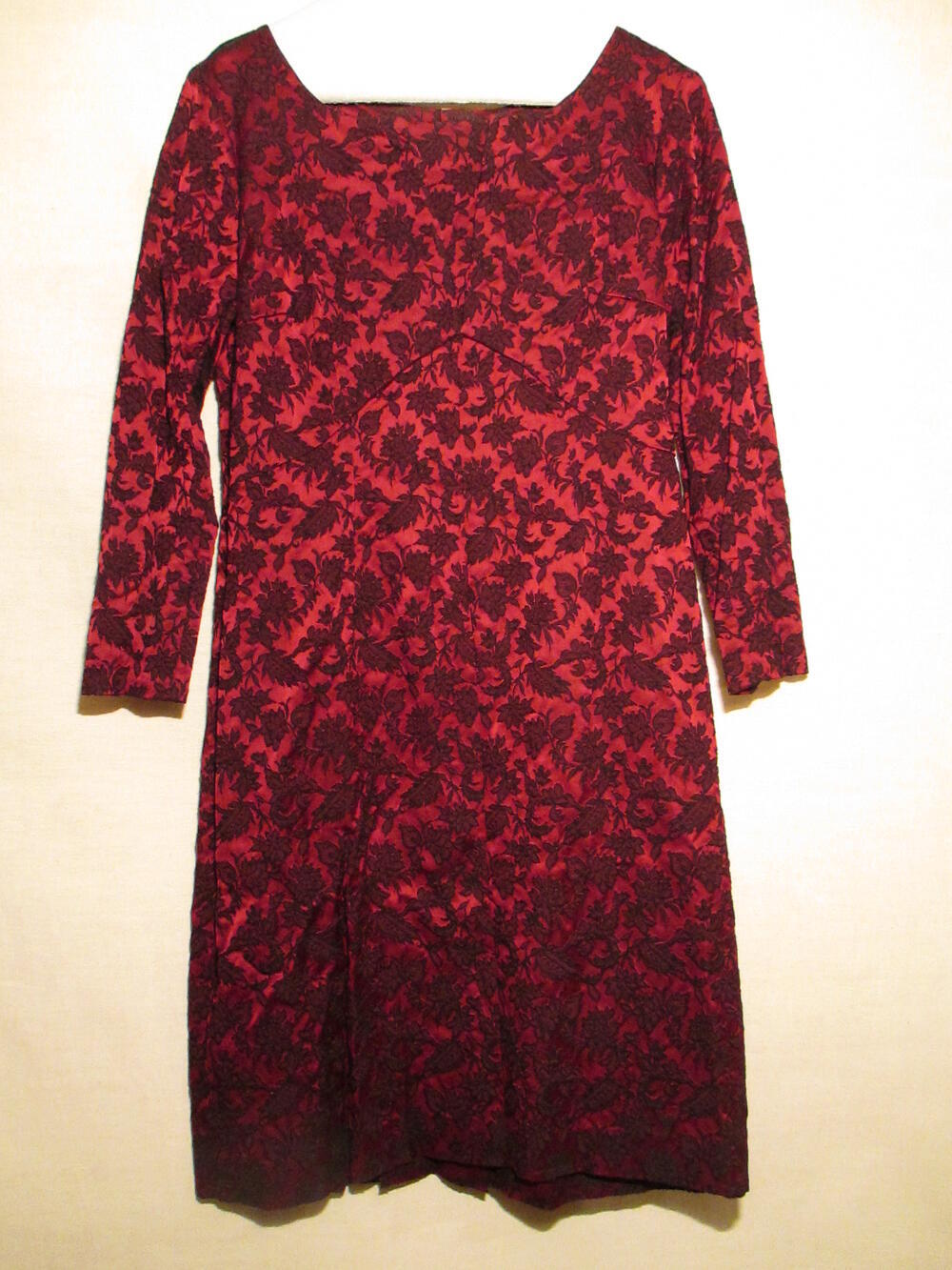 Cocktailjurk van rood en zwarte jacquard weefsel met ingeweven bladmotief op donkerrood fond