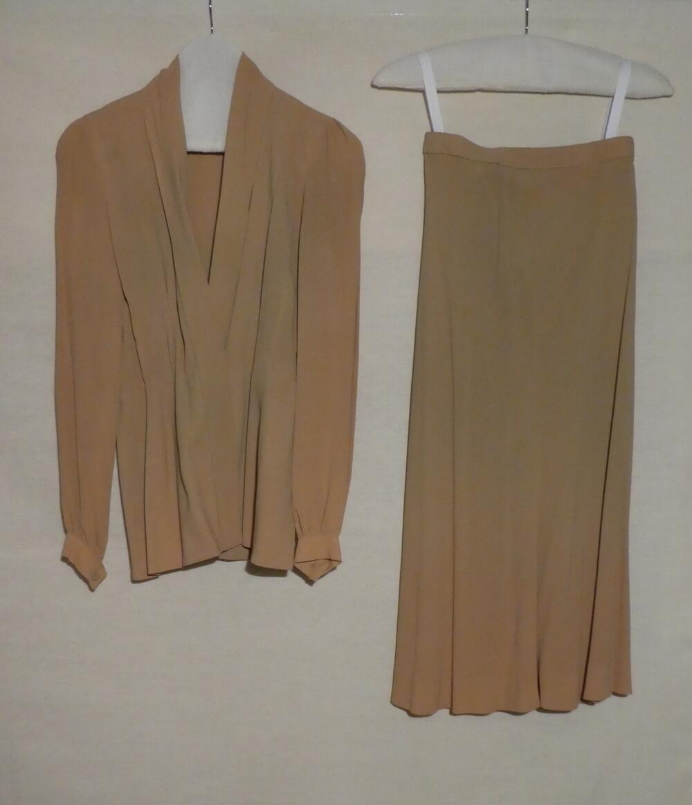 Deux-pièces van mosterdkleurig crèpe