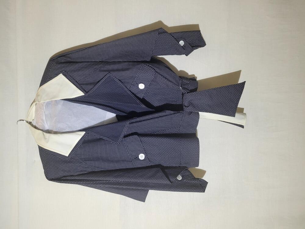 Blouse van donkerblauw katoen met wit stippelmotiefje, wit katoenen kraagje