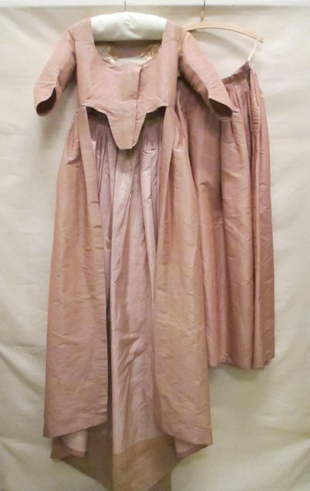 Tweedelige japon, bestaande uit overkleed en rok van roze/witgrijze changeantzijde