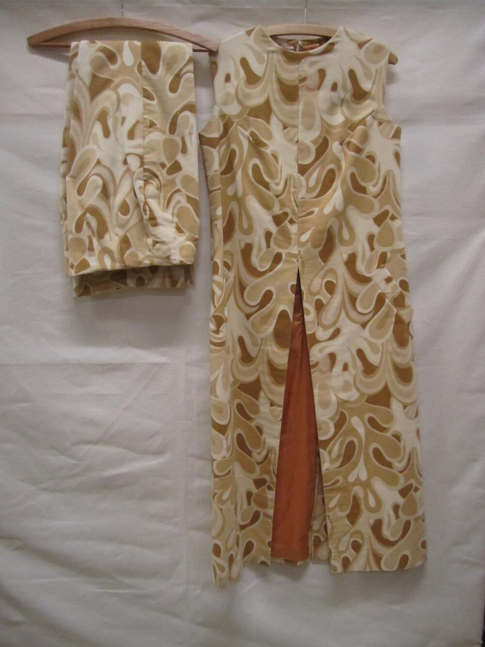 Ensemble bestaande uit een mouwloze tuniek en een lange broek van flanel bedrukt met…