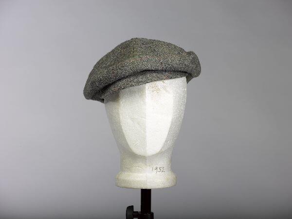 Sportpet (man) van groen/grijze tweed met rode ruit