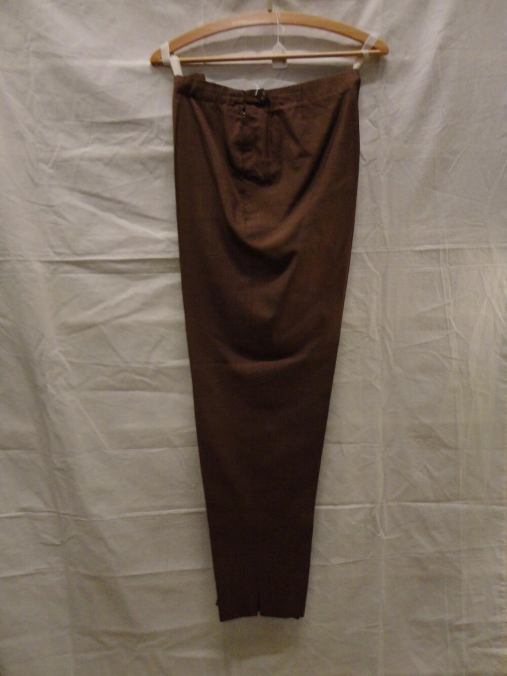 Broek van bruine zijde in capri model, met aangezette tailleband en ritssluiting