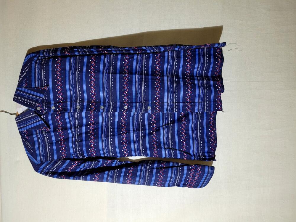Blouse van bedrukt katoen, donkerblauw fond met horizontale streep-, slinger- en stippelbanen in…