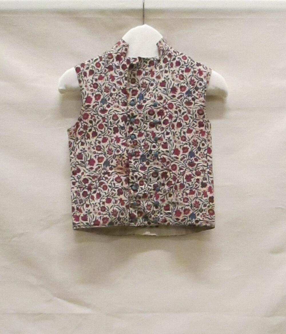 Jongens- of mannenvest van Indische sits, wit fond met rood/geel/blauw/zwarte bloemranken