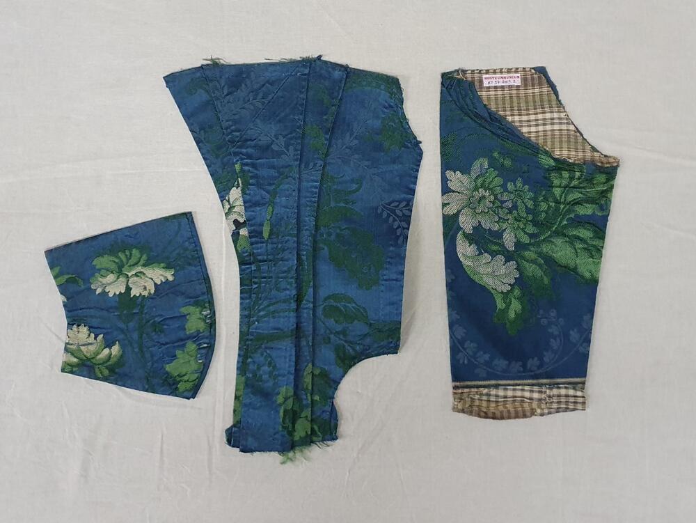 Verknipte onderdelen van een robe à l'anglaise, blauwe zijde met ingeweven bladpatroon in blauw en…