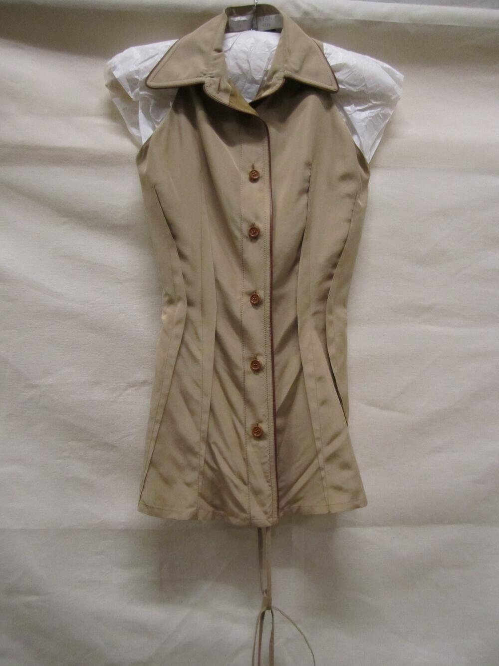 Blouse en ceintuur van zandkleurige zijde, behorende tot ensemble