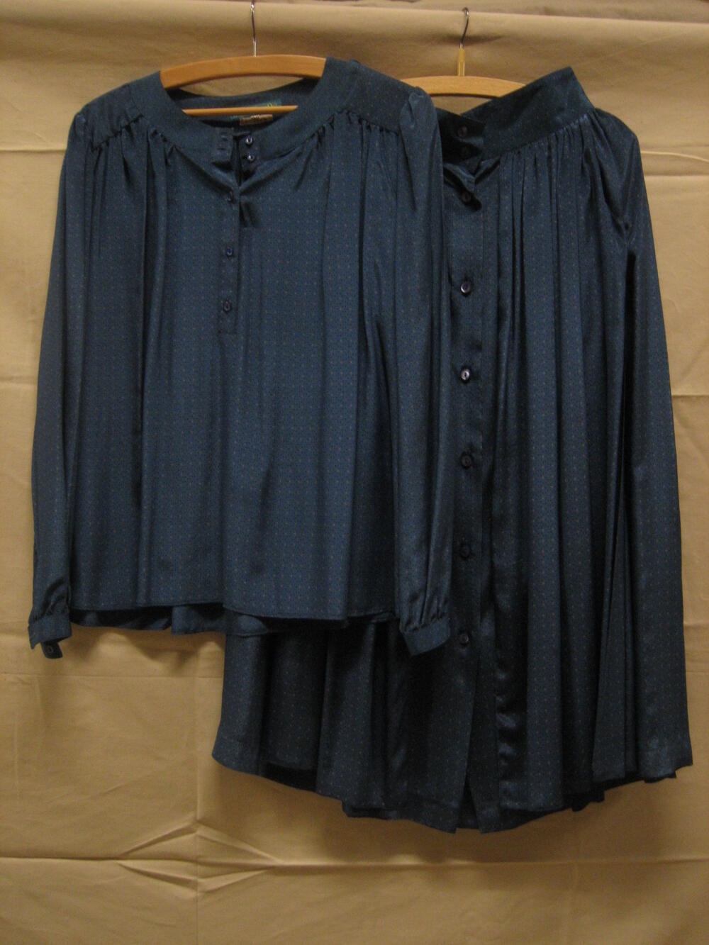 Ensemble, van blauwe gemengde zijde bedrukt met gele en zwarte stipjes, bestaande uit een blouse en…