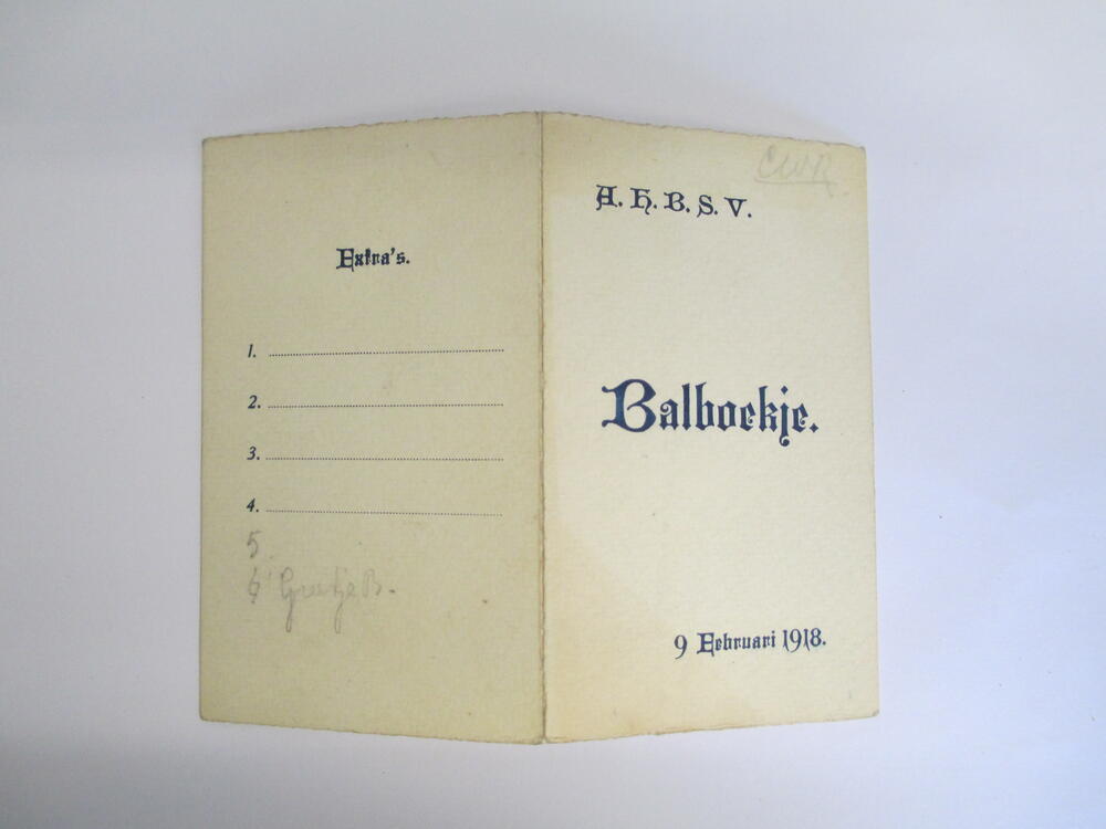 Balboekje van wit karton met blauwe opdruk: A.H.B.S.V. Balboekje 9 Februari 1918.