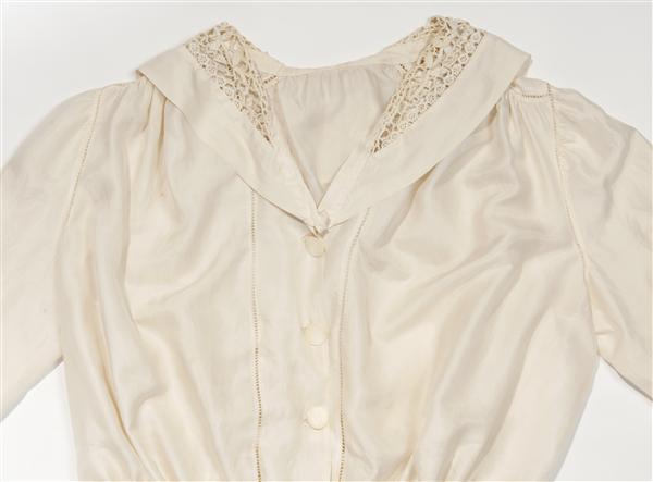 Blouse van crèmekleuige zijde, matrozenkraag met incrustatie van Iers kant